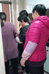 搞笑GIF趣图：大妹子你这么大口吃饭也不怕被噎着